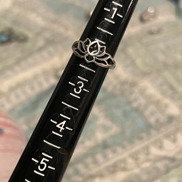 Sterling silver lotus ring - Picture 4 of 4